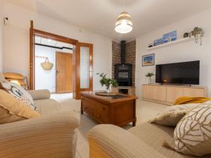 un soggiorno con due divani e una TV di Holiday Home Corbella by Interhome a Sant Jaume d'Enveja