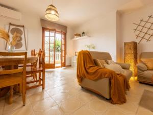 un soggiorno con un divano e un tavolo di Holiday Home Corbella by Interhome a Sant Jaume d'Enveja Altre 32 foto
