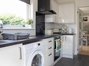 Η κουζίνα ή μικρή κουζίνα στο Holiday Home 4 Storr Place by Interhome