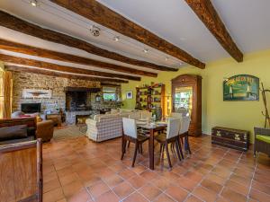Χώρος καθιστικού στο Holiday Home Maison Cromlech by Interhome
