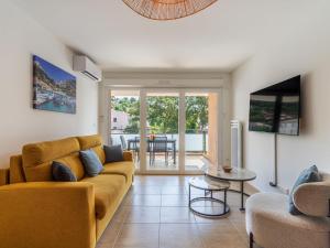 ein Wohnzimmer mit Sofa und Tisch in der Unterkunft Apartment Les Pins Parasols by Interhome in Bormes-les-Mimosas