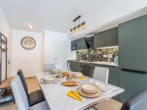 eine Küche und ein Esszimmer mit Tisch und Stühlen in der Unterkunft Apartment Les Pins Parasols by Interhome in Bormes-les-Mimosas + 20 Fotos