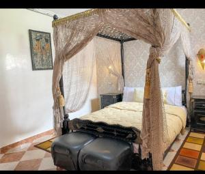 étage 2 avec terrasse vue sur mer في الجديدة: غرفة نوم مع سرير بمظلة مع عثماني أسود