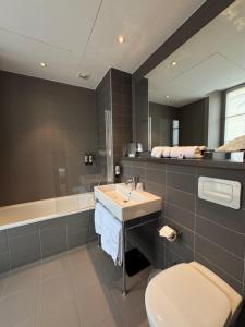 Bilik mandi di Grand Hotel de Castres +30 gambar