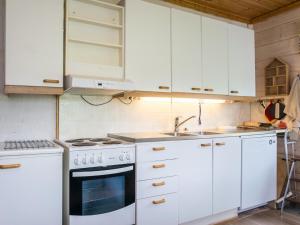 Kuchyň nebo kuchyňský kout v ubytování Holiday Home Teerentupa by Interhome