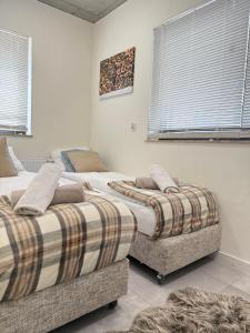 two twin beds in a room with at Apartament w górach ze SPA in Szczyrk