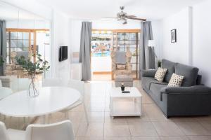 a living room with a couch and a table at Apartamento de 2 Dormitorios con Piscina en Costa Adeje in Costa de Adeje