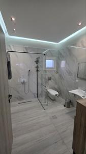 Ένα μπάνιο στο Deluxe Stay Villas