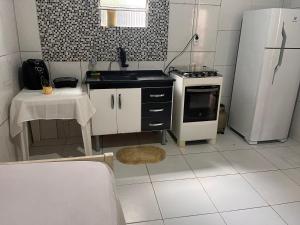 Η κουζίνα ή μικρή κουζίνα στο Quarto privativo