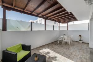 sala de estar de planta abierta con mesa y sillas en Casa Melani, Sea and Relax, en Playa Honda