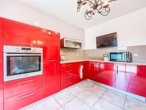 Η κουζίνα ή μικρή κουζίνα στο Holiday Home Maison du Chêne Pointu by Interhome