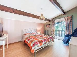Ένα ή περισσότερα κρεβάτια σε δωμάτιο στο Holiday Home Maison du Chêne Pointu by Interhome
