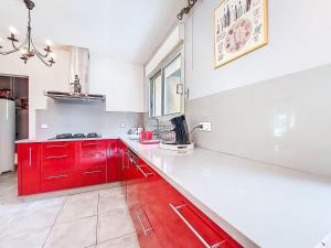 Η κουζίνα ή μικρή κουζίνα στο Holiday Home Maison du Chêne Pointu by Interhome
