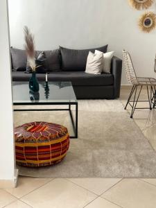 a living room with a couch and a table at Appartement familial a les portes de gueliz in Marrakech