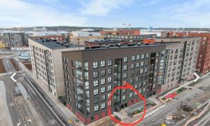 an aerial view of a large building with a red arrow at Kiva yksiö kahdelle in Turku