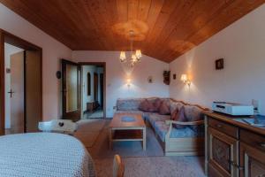 Χώρος καθιστικού στο Haus ANNELIES Top 1 by MoniCare