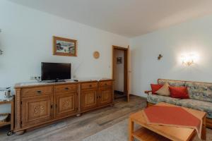 Μια τηλεόραση ή/και κέντρο ψυχαγωγίας στο Haus ANNELIES Top 2 by MoniCare