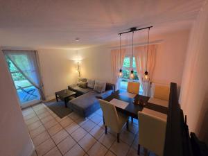 a living room with a table and a couch at Gundis Heidehus, Ferienhaus in Schneverdingen