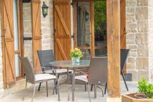 Patio nebo venkovní prostory v ubytování Gran casa de campo con piscina a 15 km de Pamplona