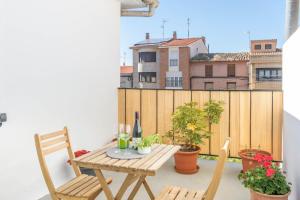 un tavolo e sedie su un balcone con recinzione di Nuevo apartamento próximo a Sendaviva y Bardenas a Murchante
