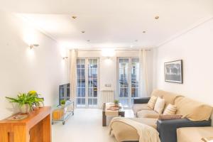 una sala de estar con un sofá y una mesa en Acogedor apartamento en el corazón de Pamplona, en Pamplona 35 fotos más