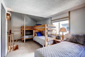 Un dormitorio con dos literas y una cama. en Powder Ridge 208, en Breckenridge