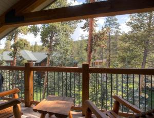 desde la terraza de una cabaña con mesa y sillas en Powder Ridge 208, en Breckenridge