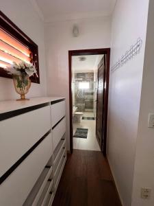 un couloir avec une commode et un miroir dans l'établissement Casabellapipa, à Pipa