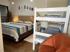 - une chambre avec 2 lits superposés et une chaise dans l'établissement Casabellapipa, à Pipa 52 autres photos