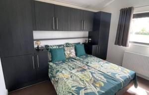 a bedroom with a bed with black cabinets at Vakantiepark de Zeeuwse Parel - de Parel in Sint Maartensdijk