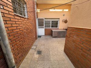 eine leere Gasse mit einer Backsteinmauer in einem Gebäude in der Unterkunft Cute house 