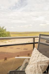 ein Blick auf die Wüste vom Balkon eines Busses in der Unterkunft Appartement met 3 slaapkamers, terras en prachtig uitzicht in Knokke-Heist