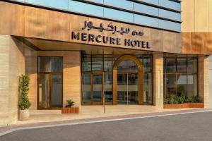 Un edificio de hotel Meerere con un cartel en él. en Mercure Abu Dhabi Downtown, en Abu Dabi
