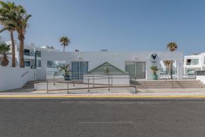 ein Gebäude mit einer Pyramide an der Seite einer Straße in der Unterkunft Estudio Kikere Puerto del Carmen in Puerto del Carmen