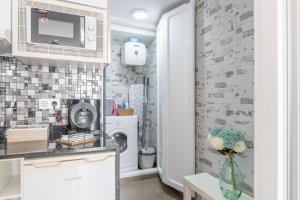 eine Waschküche mit Waschmaschine und Trockner in der Unterkunft Estudio Kikere Puerto del Carmen in Puerto del Carmen + 13 Fotos