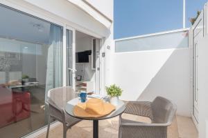 ein Raum mit einem Tisch und Stühlen und einem Hut darauf in der Unterkunft Estudio Kikere Puerto del Carmen in Puerto del Carmen