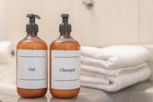 zwei Flaschen Wein auf einer Theke mit Handtüchern in der Unterkunft Estudio Kikere Puerto del Carmen in Puerto del Carmen