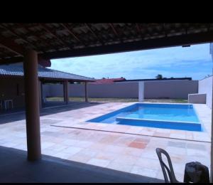 a swimming pool in the middle of a patio at André Safadão Turismo in Beberibe