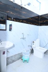 Bilik mandi di Friendship inn hotel and resorts