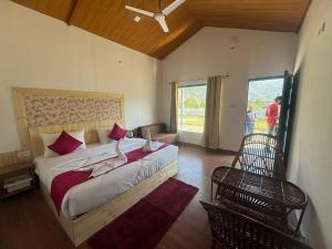 Katil atau katil-katil dalam bilik di Friendship inn hotel and resorts