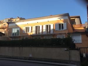 a large yellow building with balconies on a street at Le Repère du Bien-être - Maison 5 chambres, Sauna, Cinéma in Remiremont
