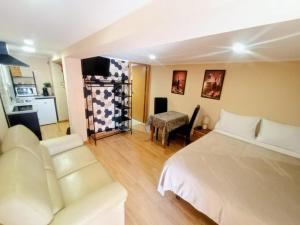 una stanza d'albergo con un letto, un divano e un tavolo di Retiro dos Cedros - Quarto Adega a Fogueira