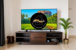 TalapatpitiyaにあるVilla Enchanté - Apartment in Nugegoda 2BRのリビングの台上のテレビ +27枚の写真