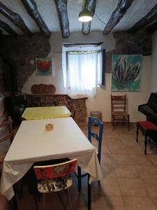 a room with a table and chairs and a window at Casa de pelegrinos la perlanegra 