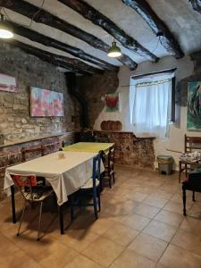 a room with a ping pong table in it at Casa de pelegrinos la perlanegra 