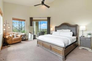 Un dormitorio con una cama y una silla y una ventana. en The Sanctuary at Prescott Downtown - Scenic Views, en Prescott