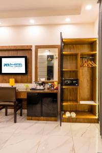 TV a/nebo společenská místnost v ubytování Hotel PK Residency Sector 18 Noida