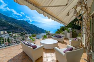 ポジターノにあるVilla Vedutaの景色を望むバルコニー(テーブル、椅子付)