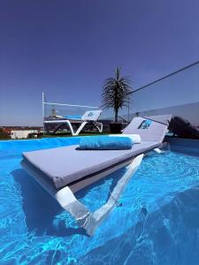 - un lit au-dessus d'une piscine dans l'établissement Jas Pipera Studio & Private Pool, à Voluntari