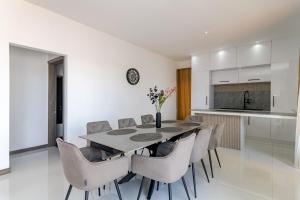 a kitchen and dining room with a table and chairs at Rocky 39 in Grand-Baie